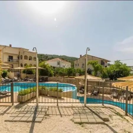Apartamento Lovely 2 Pool Apt, 350m To Beach, 6km From Trogir - Sunny Relax *